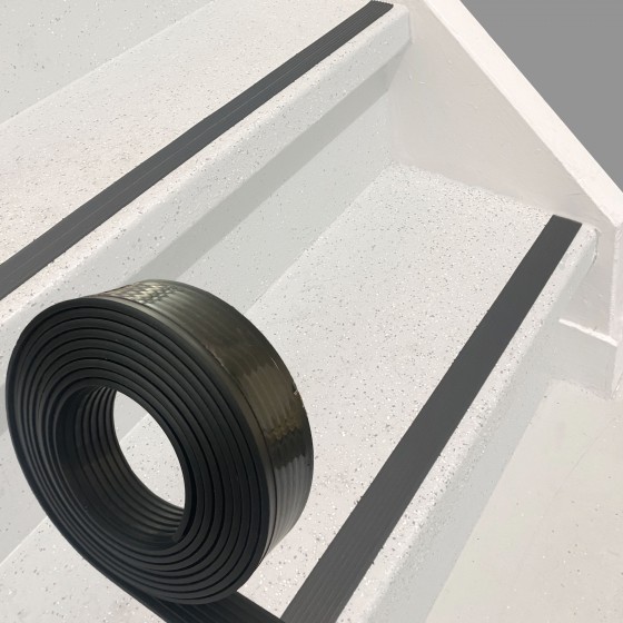 Antislip rubber trap strip / tape zelfklevend | 28x2,5mm