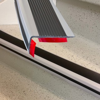 Trapneus profiel (trapprofiel) PVC met zelfklevende laag Grijs met zwarte bies Lengte 115cm